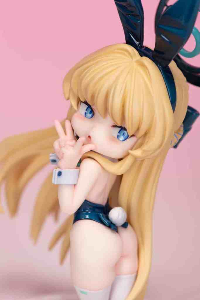 アニメスタイルのフィギュアのトキがバニーガールの衣装を着て、遊び心のあるポーズをしている。