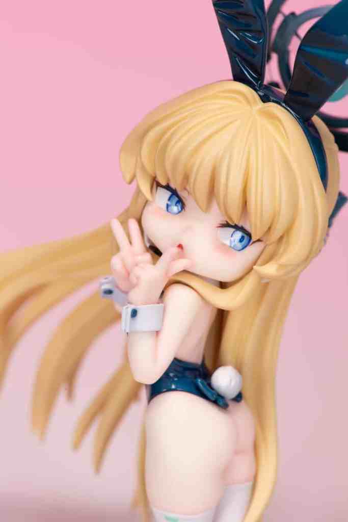 SDブルーアーカイブのトキをバニーガールのコスチュームでデザインしたフィギュアのクローズアップ。金髪・青い目が特徴で、ポーズをとる様子が描かれている。