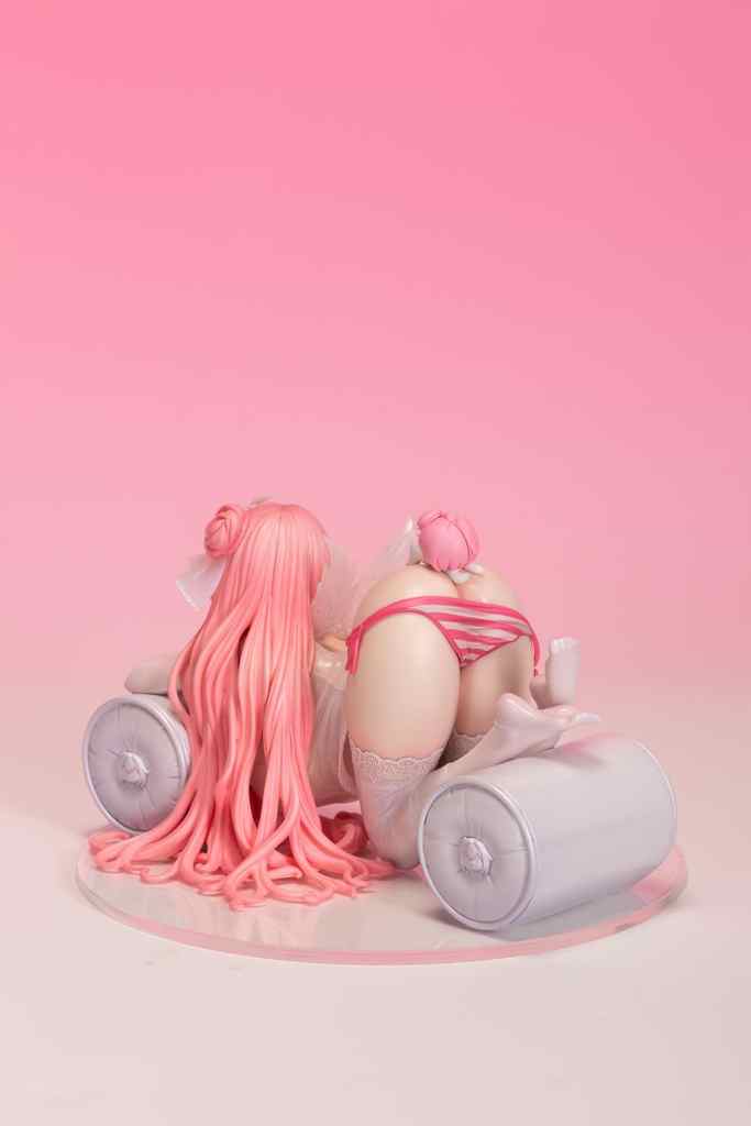 後ろから見た、ピンクの髪を持つフィギュアが、円形の台座の上に座っている。彼女はストライプの下着と白いストッキングを着用しており、周囲は淡いピンクの背景で囲まれている。